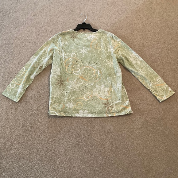 size XL, bust is up to 44” inches, four cardinals pretty shirt, new condition - Picture 8 of 9